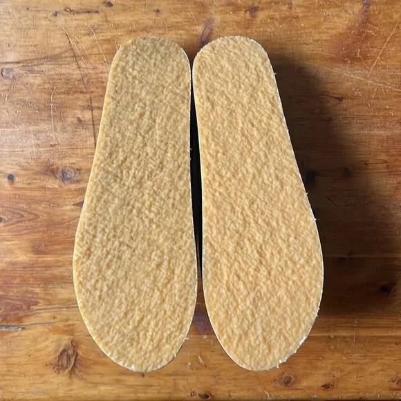 New in box Bryr Bean clogs in burgundy. Size 11 (41). - Picture 4 of 6